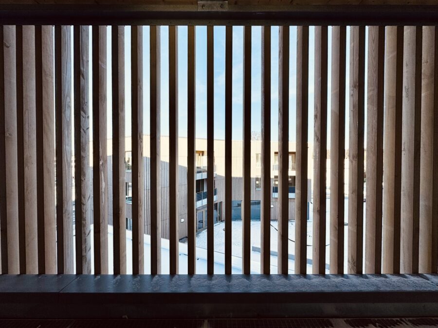 Lamellenfassade Laubengang